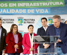 Pinhais, na Região Metropolitana de Curitiba, vai investir em construção de calçadas, compra de maquinários e reparos em escolas. O montante soma R$ 5,5 milhões e inbclui, também, a ampliação do sistema de abastecimento de água. Nesta sexta-feira (16), o governador Carlos Massa Ratinho Junior confirmou o pacote de investimento no município e destacou outras ações do Estado na Grande Curitiba.
