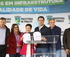 Pinhais, na Região Metropolitana de Curitiba, vai investir em construção de calçadas, compra de maquinários e reparos em escolas. O montante soma R$ 5,5 milhões e inbclui, também, a ampliação do sistema de abastecimento de água. Nesta sexta-feira (16), o governador Carlos Massa Ratinho Junior confirmou o pacote de investimento no município e destacou outras ações do Estado na Grande Curitiba.