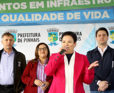 Pinhais, na Região Metropolitana de Curitiba, vai investir em construção de calçadas, compra de maquinários e reparos em escolas. O montante soma R$ 5,5 milhões e inbclui, também, a ampliação do sistema de abastecimento de água. Nesta sexta-feira (16), o governador Carlos Massa Ratinho Junior confirmou o pacote de investimento no município e destacou outras ações do Estado na Grande Curitiba.