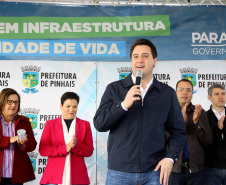 Pinhais, na Região Metropolitana de Curitiba, vai investir em construção de calçadas, compra de maquinários e reparos em escolas. O montante soma R$ 5,5 milhões e inbclui, também, a ampliação do sistema de abastecimento de água. Nesta sexta-feira (16), o governador Carlos Massa Ratinho Junior confirmou o pacote de investimento no município e destacou outras ações do Estado na Grande Curitiba.