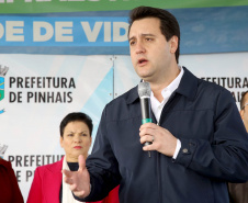 Pinhais, na Região Metropolitana de Curitiba, vai investir em construção de calçadas, compra de maquinários e reparos em escolas. O montante soma R$ 5,5 milhões e inbclui, também, a ampliação do sistema de abastecimento de água. Nesta sexta-feira (16), o governador Carlos Massa Ratinho Junior confirmou o pacote de investimento no município e destacou outras ações do Estado na Grande Curitiba.