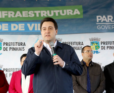 Pinhais, na Região Metropolitana de Curitiba, vai investir em construção de calçadas, compra de maquinários e reparos em escolas. O montante soma R$ 5,5 milhões e inbclui, também, a ampliação do sistema de abastecimento de água. Nesta sexta-feira (16), o governador Carlos Massa Ratinho Junior confirmou o pacote de investimento no município e destacou outras ações do Estado na Grande Curitiba.