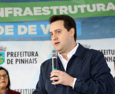 Pinhais, na Região Metropolitana de Curitiba, vai investir em construção de calçadas, compra de maquinários e reparos em escolas. O montante soma R$ 5,5 milhões e inbclui, também, a ampliação do sistema de abastecimento de água. Nesta sexta-feira (16), o governador Carlos Massa Ratinho Junior confirmou o pacote de investimento no município e destacou outras ações do Estado na Grande Curitiba.