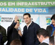 Pinhais, na Região Metropolitana de Curitiba, vai investir em construção de calçadas, compra de maquinários e reparos em escolas. O montante soma R$ 5,5 milhões e inbclui, também, a ampliação do sistema de abastecimento de água. Nesta sexta-feira (16), o governador Carlos Massa Ratinho Junior confirmou o pacote de investimento no município e destacou outras ações do Estado na Grande Curitiba.