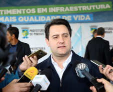 Pinhais, na Região Metropolitana de Curitiba, vai investir em construção de calçadas, compra de maquinários e reparos em escolas. O montante soma R$ 5,5 milhões e inbclui, também, a ampliação do sistema de abastecimento de água. Nesta sexta-feira (16), o governador Carlos Massa Ratinho Junior confirmou o pacote de investimento no município e destacou outras ações do Estado na Grande Curitiba.