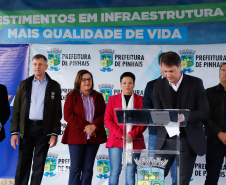 Pinhais, na Região Metropolitana de Curitiba, vai investir em construção de calçadas, compra de maquinários e reparos em escolas. O montante soma R$ 5,5 milhões e inbclui, também, a ampliação do sistema de abastecimento de água. Nesta sexta-feira (16), o governador Carlos Massa Ratinho Junior confirmou o pacote de investimento no município e destacou outras ações do Estado na Grande Curitiba.