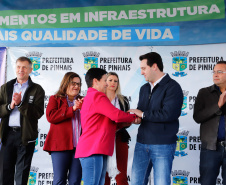 Pinhais, na Região Metropolitana de Curitiba, vai investir em construção de calçadas, compra de maquinários e reparos em escolas. O montante soma R$ 5,5 milhões e inbclui, também, a ampliação do sistema de abastecimento de água. Nesta sexta-feira (16), o governador Carlos Massa Ratinho Junior confirmou o pacote de investimento no município e destacou outras ações do Estado na Grande Curitiba.
