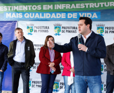 Pinhais, na Região Metropolitana de Curitiba, vai investir em construção de calçadas, compra de maquinários e reparos em escolas. O montante soma R$ 5,5 milhões e inbclui, também, a ampliação do sistema de abastecimento de água. Nesta sexta-feira (16), o governador Carlos Massa Ratinho Junior confirmou o pacote de investimento no município e destacou outras ações do Estado na Grande Curitiba.