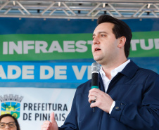 Pinhais, na Região Metropolitana de Curitiba, vai investir em construção de calçadas, compra de maquinários e reparos em escolas. O montante soma R$ 5,5 milhões e inbclui, também, a ampliação do sistema de abastecimento de água. Nesta sexta-feira (16), o governador Carlos Massa Ratinho Junior confirmou o pacote de investimento no município e destacou outras ações do Estado na Grande Curitiba.