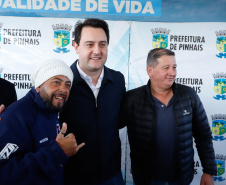 Pinhais, na Região Metropolitana de Curitiba, vai investir em construção de calçadas, compra de maquinários e reparos em escolas. O montante soma R$ 5,5 milhões e inbclui, também, a ampliação do sistema de abastecimento de água. Nesta sexta-feira (16), o governador Carlos Massa Ratinho Junior confirmou o pacote de investimento no município e destacou outras ações do Estado na Grande Curitiba.