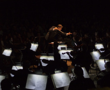 Tempos Modernos, um dos filmes mais conhecidos de Charlie Chaplin, será apresentado pela Orquestra Sinfônica do Paraná na semana que vem, com regência do maestro Stefan Geiger. Os concertos acontecem nos dias 22, às 20h30, no Teatro Positivo, e 25, às 10h30, no Teatro Guaíra.