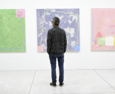 Quem visitar o Museu Oscar Niemeyer no domingo, dia 18, poderá aproveitar a programação especial da equipe do Educativo. Das 11h às 17h, acontecerá a oficina Pintura em Acrílica, no Subsolo. Já às 16 horas, a equipe do Educativo mediará uma visita à exposição Declaração de Princípios. Foto: Kraw Penas/SECC