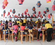 Quem visitar o Museu Oscar Niemeyer no domingo, dia 18, poderá aproveitar a programação especial da equipe do Educativo. Das 11h às 17h, acontecerá a oficina Pintura em Acrílica, no Subsolo. Já às 16 horas, a equipe do Educativo mediará uma visita à exposição Declaração de Princípios. Foto: Maita Franco/MON