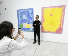 Quem visitar o Museu Oscar Niemeyer no domingo, dia 18, poderá aproveitar a programação especial da equipe do Educativo. Das 11h às 17h, acontecerá a oficina Pintura em Acrílica, no Subsolo. Já às 16 horas, a equipe do Educativo mediará uma visita à exposição Declaração de Princípios. Foto: Kraw Penas/SECC