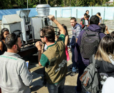 Como parte das atividades do programa de Educação Ambiental dos Portos do Paraná, alunos do 1º, 3º e 4º anos do curso técnico de Meio Ambiente do Colégio Estadual Brasílio Machado, de Antonina, tiveram nessa sexta-feira (16) uma aula prática sobre o monitoramento da qualidade do ar. Foto: Divulgação/APPA