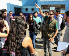 Como parte das atividades do programa de Educação Ambiental dos Portos do Paraná, alunos do 1º, 3º e 4º anos do curso técnico de Meio Ambiente do Colégio Estadual Brasílio Machado, de Antonina, tiveram nessa sexta-feira (16) uma aula prática sobre o monitoramento da qualidade do ar. Foto: Divulgação/APPA