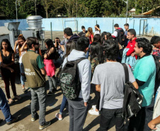 Como parte das atividades do programa de Educação Ambiental dos Portos do Paraná, alunos do 1º, 3º e 4º anos do curso técnico de Meio Ambiente do Colégio Estadual Brasílio Machado, de Antonina, tiveram nessa sexta-feira (16) uma aula prática sobre o monitoramento da qualidade do ar. Foto: Divulgação/APPA