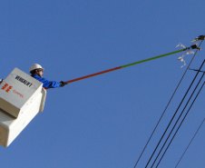 Eletricistas da Copel trabalham neste sábado (17) na retirada de objetos que podem causar desligamentos na rede elétrica, principalmente durante o período chuvoso. Esta será a primeira vez em que a ação preventiva é realizada em formato de mutirão simultâneo, em todas as regiões do Estado. A operação Rede Limpa prevê a participação de cerca de mil profissionais da companhia de energia, em 60 municípios paranaenses. Foto: Divulgação/Copel