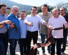 O governador Carlos Massa Ratinho Junior e o prefeito de Guaratuba, Roberto Justus, inauguraram a ponte sobre o Rio Cubatão, em Guaratuba. 