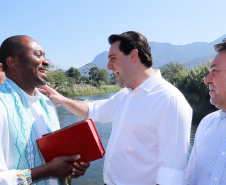 O governador Carlos Massa Ratinho Junior e o prefeito de Guaratuba, Roberto Justus, inauguraram a ponte sobre o Rio Cubatão, em Guaratuba. 