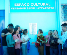 O chefe da Casa Civil do Paraná, Guto Silva, e o prefeito de Santa Tereza do Oeste, Elio Marciniak, inauguraram neste sábado (17) obras que somam mais de R$ 1,5 milhão. Além de novo espaço cultural, a cidade ganhou uma unidade básica de saúde, um barracão industrial e uma ciclovia. FOTO: Casa Civil