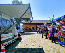 Van leva informações turísticas durante jogos no Litoral. Foto:Paulo Custódio 