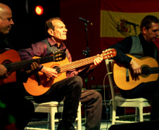 Tributo a João Gilberto é o nome do show que o MGM Trio de Violões apresenta nesta sexta-feira (23) em mais uma edição do projeto Música na Biblioteca. Formado por Murillo Da Rós, Gegê Felix e Mazzar Mazzarolo, o grupo homenageia o artista baiano, morto no mês passado, com versões instrumentais para temas como Chega de Saudade, Só Danço Samba, Wave e Garota de Ipanema, entre outros. O evento acontece no hall térreo, a partir das 17h30, com entrada gratuita. Foto: Divulgação/BPP