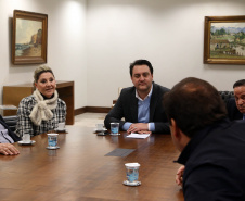 O governador Carlos Massa Ratinho Junior recebeu nesta segunda-feira (19), no Palácio Iguaçu, uma comitiva com empresários de Ponta Grossa. O grupo entregou convite para a 15ª edição do Prêmio Mérito Empresarial. O evento promovido pela Associação Comercial, Industrial e Empresarial de Ponta Grossa (ACIPG), em parceria com o Sindilojas e a Sociedade Rural dos Campos Gerais, vai acontecer na terça-feira (27), às 19h30, na sede social do Clube Ponta-Lagoa. Foto: Gilson Abreu/AEN