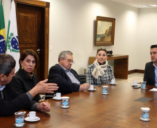 O governador Carlos Massa Ratinho Junior recebeu nesta segunda-feira (19), no Palácio Iguaçu, uma comitiva com empresários de Ponta Grossa. O grupo entregou convite para a 15ª edição do Prêmio Mérito Empresarial. O evento promovido pela Associação Comercial, Industrial e Empresarial de Ponta Grossa (ACIPG), em parceria com o Sindilojas e a Sociedade Rural dos Campos Gerais, vai acontecer na terça-feira (27), às 19h30, na sede social do Clube Ponta-Lagoa. Foto: Gilson Abreu/AEN