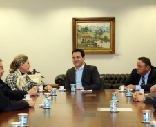 O governador Carlos Massa Ratinho Junior recebeu nesta segunda-feira (19), no Palácio Iguaçu, uma comitiva com empresários de Ponta Grossa. O grupo entregou convite para a 15ª edição do Prêmio Mérito Empresarial. O evento promovido pela Associação Comercial, Industrial e Empresarial de Ponta Grossa (ACIPG), em parceria com o Sindilojas e a Sociedade Rural dos Campos Gerais, vai acontecer na terça-feira (27), às 19h30, na sede social do Clube Ponta-Lagoa. Foto: Gilson Abreu/AEN