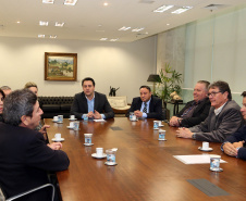 O governador Carlos Massa Ratinho Junior recebeu nesta segunda-feira (19), no Palácio Iguaçu, uma comitiva com empresários de Ponta Grossa. O grupo entregou convite para a 15ª edição do Prêmio Mérito Empresarial. O evento promovido pela Associação Comercial, Industrial e Empresarial de Ponta Grossa (ACIPG), em parceria com o Sindilojas e a Sociedade Rural dos Campos Gerais, vai acontecer na terça-feira (27), às 19h30, na sede social do Clube Ponta-Lagoa. Foto: Gilson Abreu/AEN