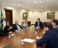O governador Carlos Massa Ratinho Junior recebeu nesta segunda-feira (19), no Palácio Iguaçu, uma comitiva com empresários de Ponta Grossa. O grupo entregou convite para a 15ª edição do Prêmio Mérito Empresarial. O evento promovido pela Associação Comercial, Industrial e Empresarial de Ponta Grossa (ACIPG), em parceria com o Sindilojas e a Sociedade Rural dos Campos Gerais, vai acontecer na terça-feira (27), às 19h30, na sede social do Clube Ponta-Lagoa. Foto: Gilson Abreu/AEN