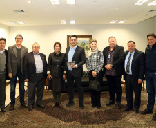 O governador Carlos Massa Ratinho Junior recebeu nesta segunda-feira (19), no Palácio Iguaçu, uma comitiva com empresários de Ponta Grossa. O grupo entregou convite para a 15ª edição do Prêmio Mérito Empresarial. O evento promovido pela Associação Comercial, Industrial e Empresarial de Ponta Grossa (ACIPG), em parceria com o Sindilojas e a Sociedade Rural dos Campos Gerais, vai acontecer na terça-feira (27), às 19h30, na sede social do Clube Ponta-Lagoa. Foto: Gilson Abreu/AEN