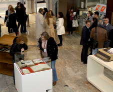 Foi aberta nesta segunda-feira (19) a mostra em comemoração aos 70 anos da Biblioteca da Procuradoria-Geral do Estado. Reunindo documentos históricos da biblioteca e da instituição, a mostra é o pontapé inicial de um trabalho de resgate da história da Procuradoria. A exposição está instalada no hall de entrada da PGE, na Rua Paula Gomes, número 145- bairro São Francisco.