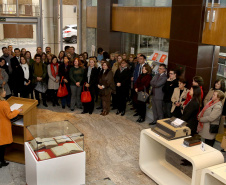 Foi aberta nesta segunda-feira (19) a mostra em comemoração aos 70 anos da Biblioteca da Procuradoria-Geral do Estado. Reunindo documentos históricos da biblioteca e da instituição, a mostra é o pontapé inicial de um trabalho de resgate da história da Procuradoria. A exposição está instalada no hall de entrada da PGE, na Rua Paula Gomes, número 145- bairro São Francisco.