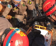 Uma busca que exige mergulhos em locais profundos, salvamento em áreas remotas ou em montanhas, resgate a pessoas soterradas. Estes são alguns exemplos de situações extremas que exigem uma atuação especializada do Corpo de Bombeiros. No Paraná, os profissionais passam por treinamentos especiais que os preparam para agir de forma rápida e eficiente sempre que precisam atender situações complexas, muito além do combate a incêndios. Foto: Divulgação/Corpo de Bombeiros