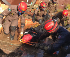 Uma busca que exige mergulhos em locais profundos, salvamento em áreas remotas ou em montanhas, resgate a pessoas soterradas. Estes são alguns exemplos de situações extremas que exigem uma atuação especializada do Corpo de Bombeiros. No Paraná, os profissionais passam por treinamentos especiais que os preparam para agir de forma rápida e eficiente sempre que precisam atender situações complexas, muito além do combate a incêndios. Foto: Divulgação/Corpo de Bombeiros