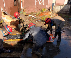 Uma busca que exige mergulhos em locais profundos, salvamento em áreas remotas ou em montanhas, resgate a pessoas soterradas. Estes são alguns exemplos de situações extremas que exigem uma atuação especializada do Corpo de Bombeiros. No Paraná, os profissionais passam por treinamentos especiais que os preparam para agir de forma rápida e eficiente sempre que precisam atender situações complexas, muito além do combate a incêndios. Foto: Divulgação/Corpo de Bombeiros