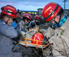 Uma busca que exige mergulhos em locais profundos, salvamento em áreas remotas ou em montanhas, resgate a pessoas soterradas. Estes são alguns exemplos de situações extremas que exigem uma atuação especializada do Corpo de Bombeiros. No Paraná, os profissionais passam por treinamentos especiais que os preparam para agir de forma rápida e eficiente sempre que precisam atender situações complexas, muito além do combate a incêndios. Foto: Divulgação/Corpo de Bombeiros
