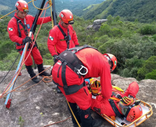 Uma busca que exige mergulhos em locais profundos, salvamento em áreas remotas ou em montanhas, resgate a pessoas soterradas. Estes são alguns exemplos de situações extremas que exigem uma atuação especializada do Corpo de Bombeiros. No Paraná, os profissionais passam por treinamentos especiais que os preparam para agir de forma rápida e eficiente sempre que precisam atender situações complexas, muito além do combate a incêndios. Foto: Divulgação/Corpo de Bombeiros