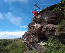Uma busca que exige mergulhos em locais profundos, salvamento em áreas remotas ou em montanhas, resgate a pessoas soterradas. Estes são alguns exemplos de situações extremas que exigem uma atuação especializada do Corpo de Bombeiros. No Paraná, os profissionais passam por treinamentos especiais que os preparam para agir de forma rápida e eficiente sempre que precisam atender situações complexas, muito além do combate a incêndios. Foto: Divulgação/Corpo de Bombeiros