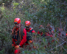 Uma busca que exige mergulhos em locais profundos, salvamento em áreas remotas ou em montanhas, resgate a pessoas soterradas. Estes são alguns exemplos de situações extremas que exigem uma atuação especializada do Corpo de Bombeiros. No Paraná, os profissionais passam por treinamentos especiais que os preparam para agir de forma rápida e eficiente sempre que precisam atender situações complexas, muito além do combate a incêndios. Foto: Divulgação/Corpo de Bombeiros