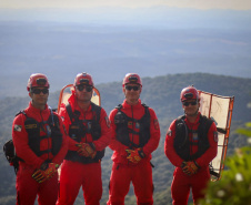 Uma busca que exige mergulhos em locais profundos, salvamento em áreas remotas ou em montanhas, resgate a pessoas soterradas. Estes são alguns exemplos de situações extremas que exigem uma atuação especializada do Corpo de Bombeiros. No Paraná, os profissionais passam por treinamentos especiais que os preparam para agir de forma rápida e eficiente sempre que precisam atender situações complexas, muito além do combate a incêndios. Foto: Divulgação/Corpo de Bombeiros
