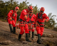 Uma busca que exige mergulhos em locais profundos, salvamento em áreas remotas ou em montanhas, resgate a pessoas soterradas. Estes são alguns exemplos de situações extremas que exigem uma atuação especializada do Corpo de Bombeiros. No Paraná, os profissionais passam por treinamentos especiais que os preparam para agir de forma rápida e eficiente sempre que precisam atender situações complexas, muito além do combate a incêndios. Foto: Divulgação/Corpo de Bombeiros
