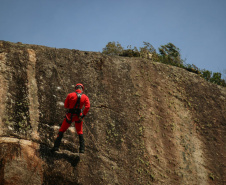 Uma busca que exige mergulhos em locais profundos, salvamento em áreas remotas ou em montanhas, resgate a pessoas soterradas. Estes são alguns exemplos de situações extremas que exigem uma atuação especializada do Corpo de Bombeiros. No Paraná, os profissionais passam por treinamentos especiais que os preparam para agir de forma rápida e eficiente sempre que precisam atender situações complexas, muito além do combate a incêndios. Foto: Divulgação/Corpo de Bombeiros