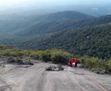 Uma busca que exige mergulhos em locais profundos, salvamento em áreas remotas ou em montanhas, resgate a pessoas soterradas. Estes são alguns exemplos de situações extremas que exigem uma atuação especializada do Corpo de Bombeiros. No Paraná, os profissionais passam por treinamentos especiais que os preparam para agir de forma rápida e eficiente sempre que precisam atender situações complexas, muito além do combate a incêndios. Foto: Divulgação/Corpo de Bombeiros