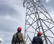 Uma busca que exige mergulhos em locais profundos, salvamento em áreas remotas ou em montanhas, resgate a pessoas soterradas. Estes são alguns exemplos de situações extremas que exigem uma atuação especializada do Corpo de Bombeiros. No Paraná, os profissionais passam por treinamentos especiais que os preparam para agir de forma rápida e eficiente sempre que precisam atender situações complexas, muito além do combate a incêndios. Foto: Divulgação/Corpo de Bombeiros