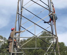 Uma busca que exige mergulhos em locais profundos, salvamento em áreas remotas ou em montanhas, resgate a pessoas soterradas. Estes são alguns exemplos de situações extremas que exigem uma atuação especializada do Corpo de Bombeiros. No Paraná, os profissionais passam por treinamentos especiais que os preparam para agir de forma rápida e eficiente sempre que precisam atender situações complexas, muito além do combate a incêndios. Foto: Divulgação/Corpo de Bombeiros