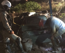 Uma busca que exige mergulhos em locais profundos, salvamento em áreas remotas ou em montanhas, resgate a pessoas soterradas. Estes são alguns exemplos de situações extremas que exigem uma atuação especializada do Corpo de Bombeiros. No Paraná, os profissionais passam por treinamentos especiais que os preparam para agir de forma rápida e eficiente sempre que precisam atender situações complexas, muito além do combate a incêndios. Foto: Divulgação/Corpo de Bombeiros