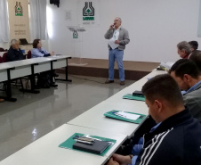 Representantes da cadeia produtiva da sericicultura debatem no Instituto Agronômico do Paraná (IAPAR), em Londrina, formas de modernizar e crescer de forma sustentável. Esse foi o ponto de partida do Curso de Atualização em Sericicultura, que começou nesta terça (20) e vai até a próxima sexta, com o apoio da Universidade Estadual de Londrina (UEL), Fiação de Seda Bratac e Emater. Foto: Divulgação/Iapar
